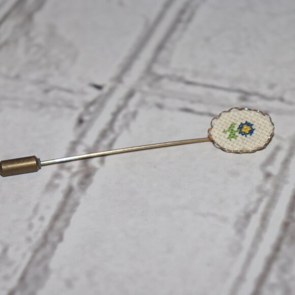 🌸🧵 Vintage Gold Cross-Stitched Flower Stick Pin · 2.25" 🧵🌸 - Picture 1 of 4